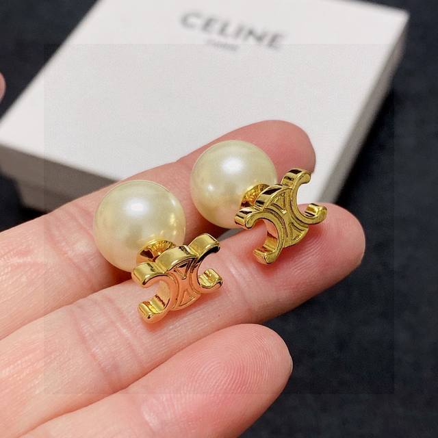 Celine赛琳凯旋门珍珠两种佩戴方法耳钉 赛琳已经自成一股流行元素 持续为女性诠释优雅 创造时尚 Celine家的饰品风格绝对代表了一种新的生活方式 就像此款
